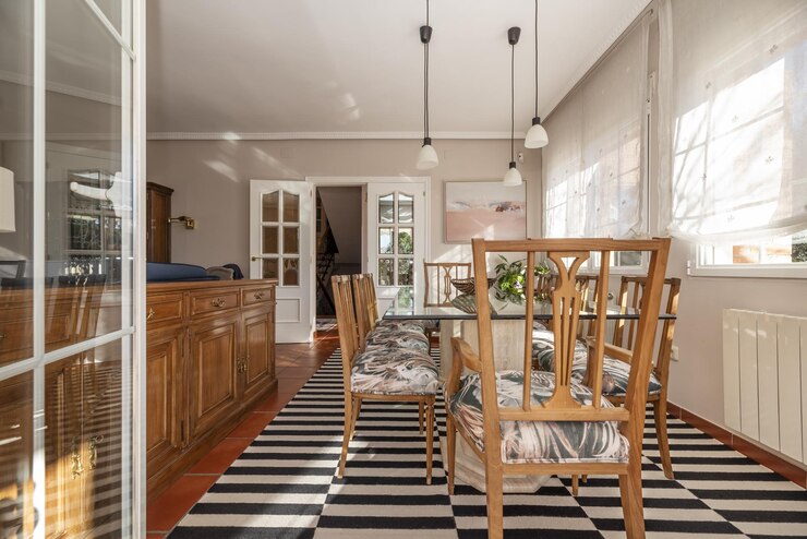 Photo une salle à manger avec une table en verre et des chaises en bois à base de marbre et un placard correspondant dans une pièce lumineuse