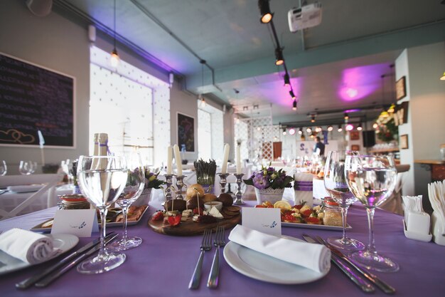 Photo salle de mariage décorée de fleurs