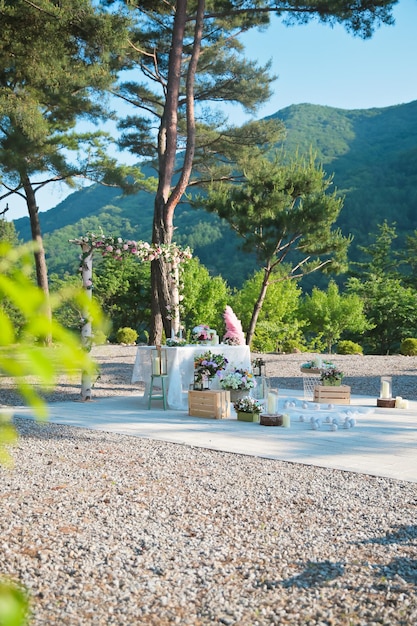 Salle de mariage en plein air au fond des montagnes avec des fleurs colorées