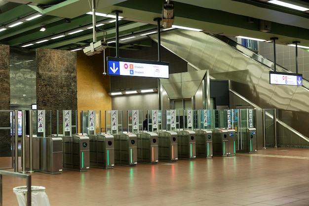 Salle de métro vide avec tourniquets. Bruxelles, Belgique, 10-12-2019.