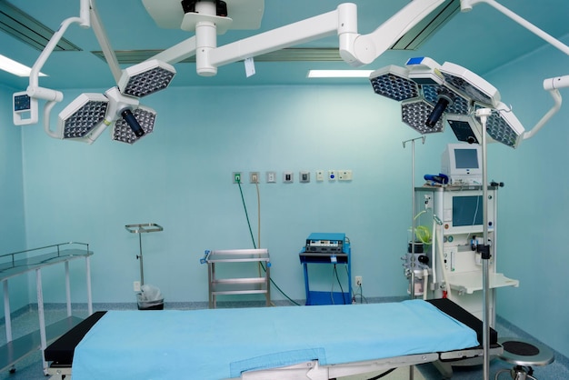 La salle d'opération de l'hôpital avec tout l'équipement en blanc et bleu
