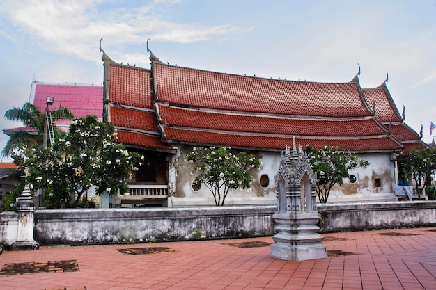 Salle d'ordination ou ancien ubosot antique pour les voyageurs thaïlandais les gens voyagent visite respect priant bénédiction bouddha souhait mythe au temple Wat Yai Chom Prasat à Tha Chin à Tha Chalom à Samut Sakhon Thaïlande