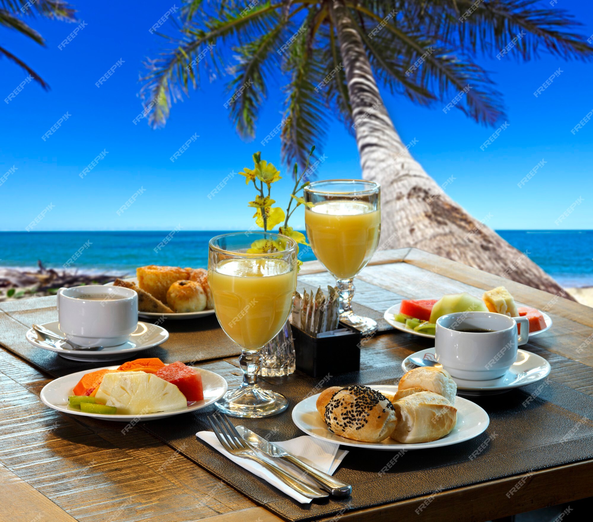 Bonjour ....... au revoir !!!!!!! - Page 20 Salle-petit-dejeuner-plage_538646-2130