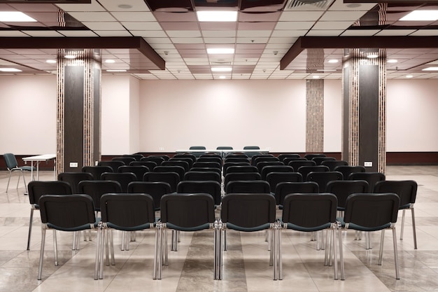 Salle de présentation vide prête pour la réunion