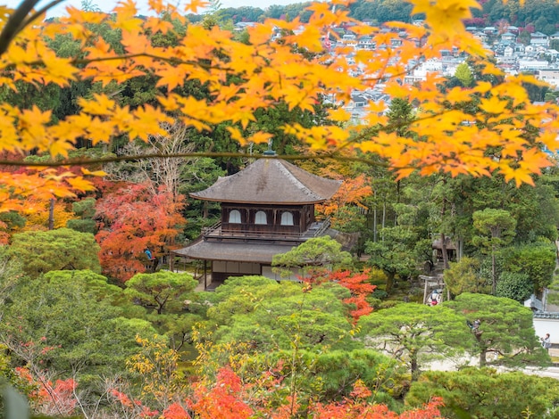 La salle principale du temple d&#39;argent ou Kinkakuji quand l&#39;automne à Kyoto, au Japon.