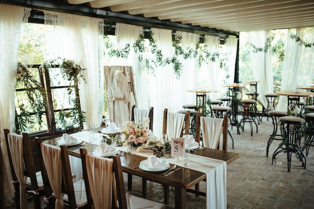 Salle de réception de mariage décorée avec table rustique.