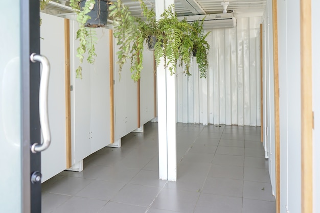 Salle de repos appliquée - Les toilettes ont été fabriquées dans un ancien conteneur réutilisé.