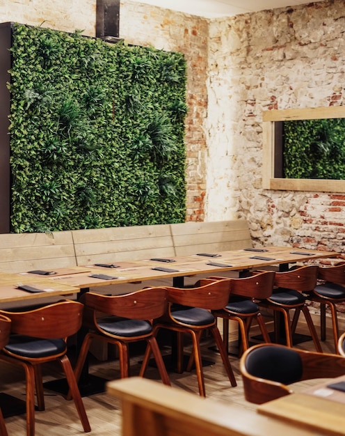 Salle de restaurant avec tables et chaises.