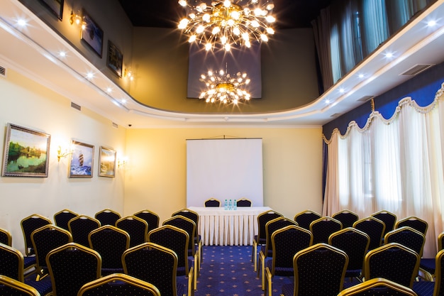 Salle de réunion et de conférence d'affaires vide