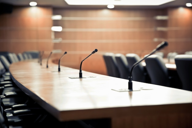 Salle de réunion avec microphone de réunion professionnel.