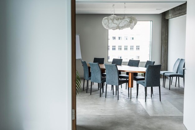 Photo salle de réunion vide avec tableau à feuilles mobiles