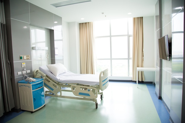 Salle de réveil avec lits et médicalisés confortables. Intérieur d'une chambre d'hôpital vide.