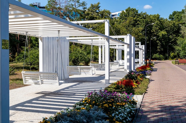 la salle de séjour extérieure est un espace extérieur privé avec un patio et un patio avec vue sur la piscine.