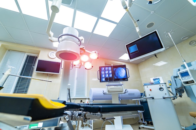 Salle de technologie chirurgicale moderne et élégante. Moniteurs de chirurgie d'urgence à l'hôpital.