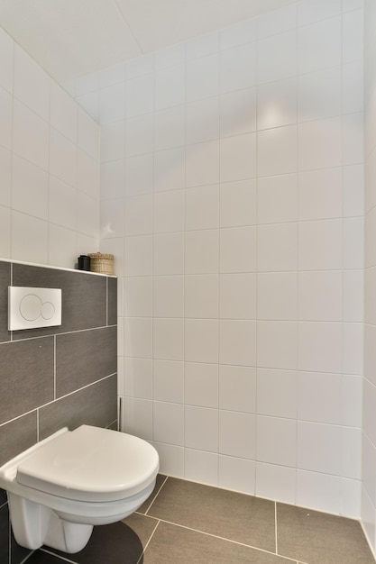 Salle de toilette bordée de carreaux blancs et noirs