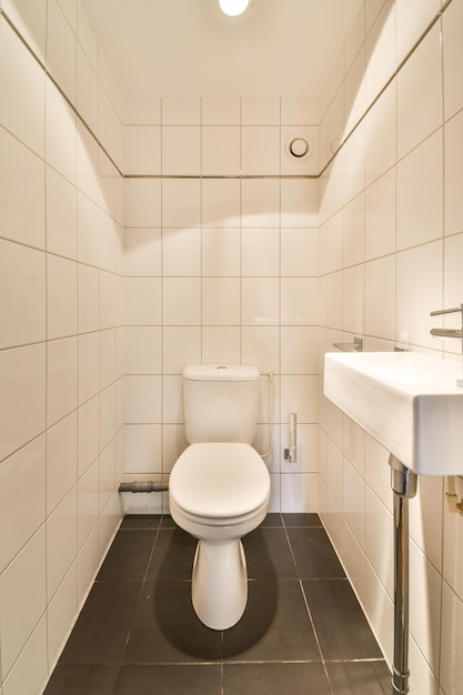 Salle de toilette étroite au design minimaliste