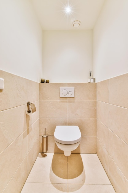 Salle de toilette étroite au design minimaliste