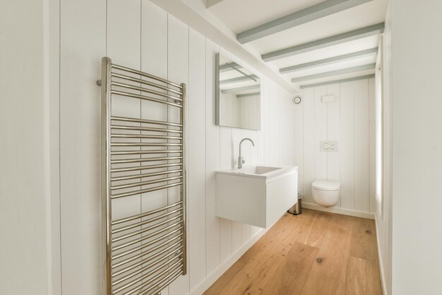 Salle de toilette étroite au design minimaliste