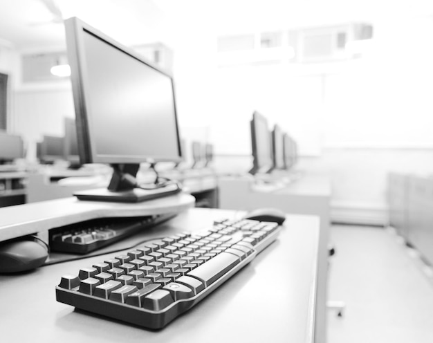 Salle de travail avec ordinateurs