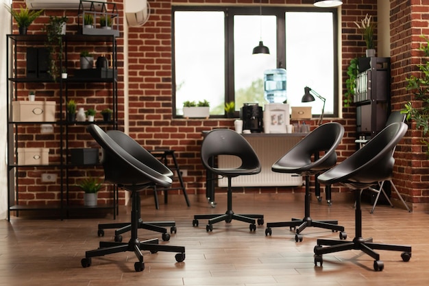 Salle vide avec des chaises en cercle pour une réunion et une thérapie de groupe. Personne dans l'espace utilisé pour une séance de rééducation avec un psychothérapeute pour donner des conseils psychologiques contre la dépendance à l'alcool.