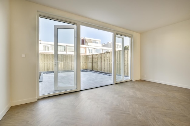 Salle vide avec fenêtre et radiateur