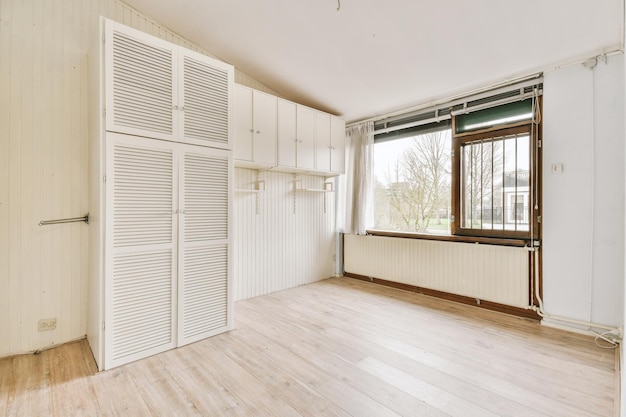 Salle vide avec fenêtre et radiateur