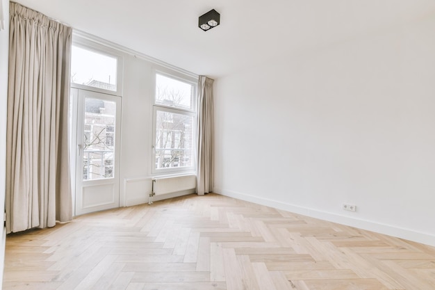 Salle vide avec fenêtre et radiateur