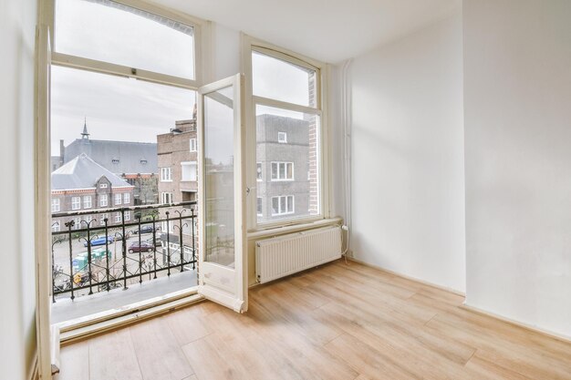 Salle vide avec fenêtre et radiateur