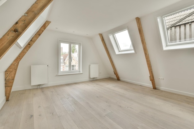 Salle vide avec fenêtre et radiateur