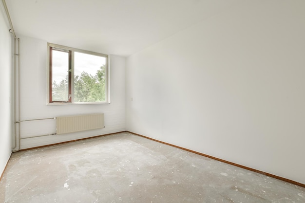 Salle vide avec fenêtre et radiateur