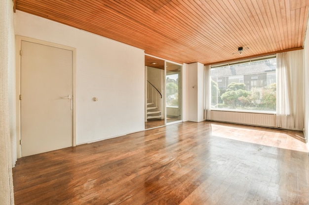 Photo salle vide avec fenêtre et radiateur