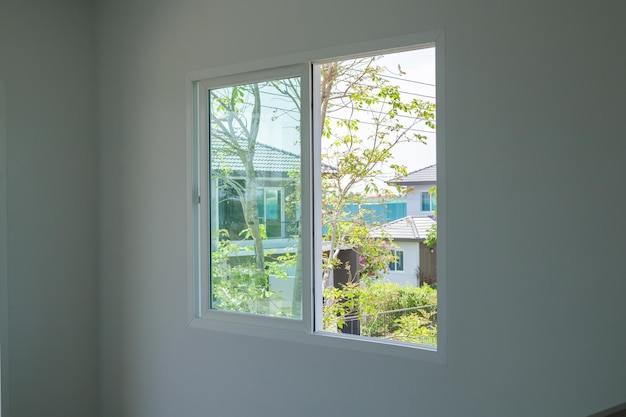 Salle vide avec intérieur de maison à ossature de fenêtre en verre sur mur de béton