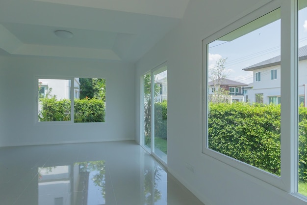 Salle vide avec intérieur de maison à ossature de fenêtre en verre sur mur de béton