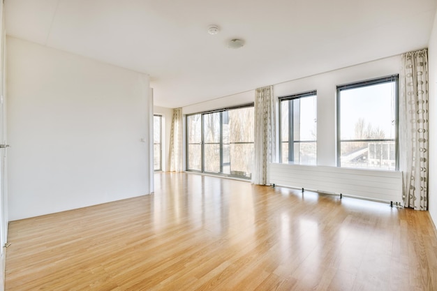 Salle vide avec murs blancs et parquet