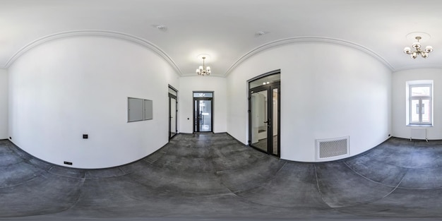 Salle vide sans réparation dans l'ancien bâtiment panorama hdri sphérique complet sans couture à 360 degrés à l'intérieur du bureau de la chambre loft gris avec fenêtres panoramiques en projection équirectangulaire