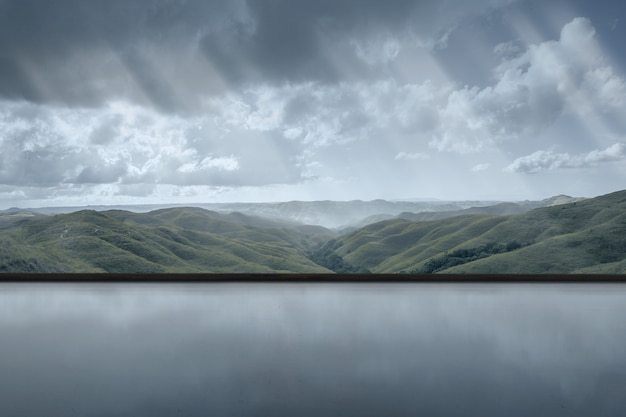 Salle vide avec vue sur les collines verdoyantes sur fond de ciel sombre