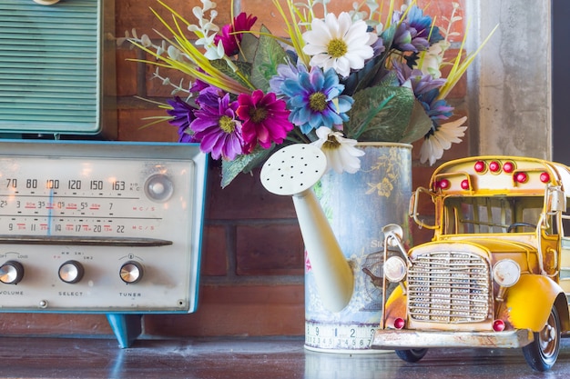 Photo salle vintage, modèle de voiture intérieure rétro sur la table supérieure. emplacement public.