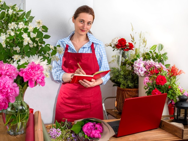 Photo saller de fleurs. entreprise de fleuriste. composition de bouquets.