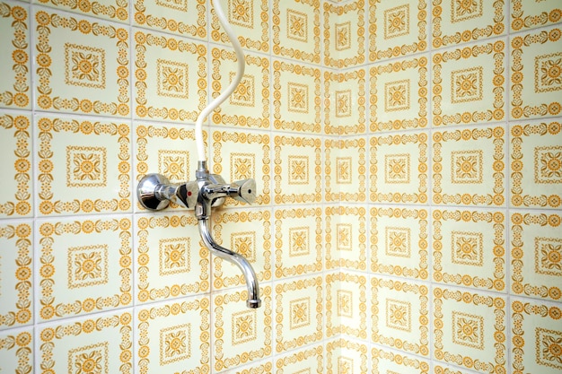 Salles de bains rétro avec intérieur de salle de bain ancien coloré carreaux jaunes du milieu du siècle et couleurs vintage