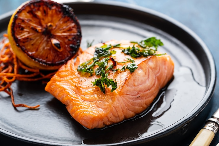 Photo salmon sole meuniere au citron. filet de poisson rouge. truite grillée au beurre, citron et sauce persil