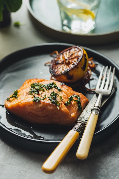 Salmon Sole Meuniere Au Citron. Filet De Poisson Rouge. Truite Grillée Au Beurre, Citron Et Sauce Persil