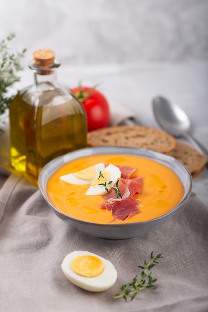 Salmorejo cordobes soupe de tomate espagnole typique similaire au gaspacho, garnie de jambon serrano et d'oeufs, orientation verticale