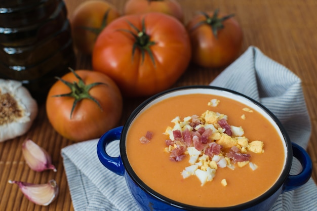 Salmorejo espagnol typique en bonne santé dans un pot.Tomates, ail et huile d&#39;olive. Fond de régime méditerranéen.