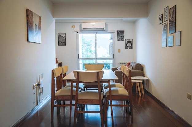 Salon d'un appartement de luxe avec des chaises et un sol en bois