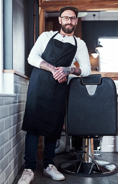 Salon de barbier et portrait d'homme pour le soin des cheveux bien-être et hygiène pour le service de la barbe Petite entreprise heureuse et personne dans le barbier coiffeur et salon pour le bien-être des cheveux et le style
