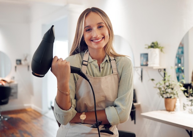 Salon de beauté coiffeur femme et portrait avec sèche-cheveux outils boutique de coiffeur au détail et styliste de soins capillaires prêt pour le service de traitement au sèche-cheveux Heureux jeune salon de coiffure propriétaire de petite entreprise