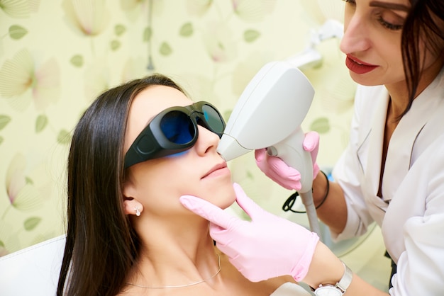 Salon De Beauté, épilation Au Laser, Médecin Et Patient