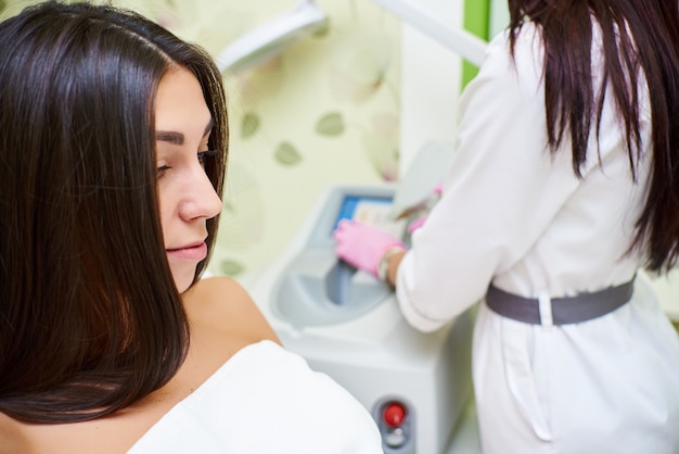 Salon de beauté, épilation au laser, médecin et patient