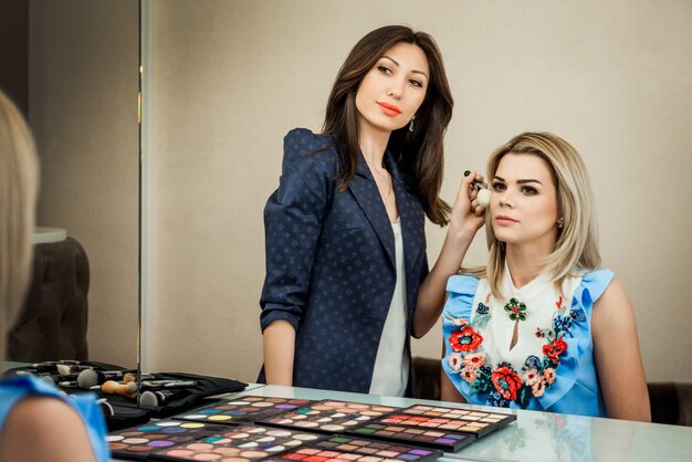 Salon de beauté, maquillage et mise en plis de la fille dans le salon, coiffeurs et maquilleuse