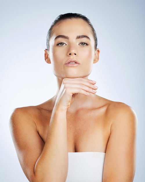 Salon de beauté et portrait d'une femme élégante isolée sur un fond de studio gris Éclat propre et visage d'un modèle de dermatologie de spa avec hydratation et bien-être de la peau de la santé du visage sur fond